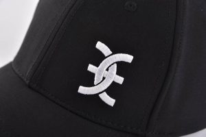 the flat embroidery logo on the left-front side of the black and white baseball hat KN2012232