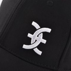 the-flat-embroidery-logo-on-the-left-front-side-of-the-black-and-white-baseball-hat-KN2012232