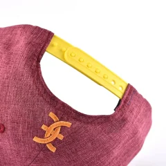 the-plastic-snap-closure-on-the-redskins-baseball-cap-KN2012162